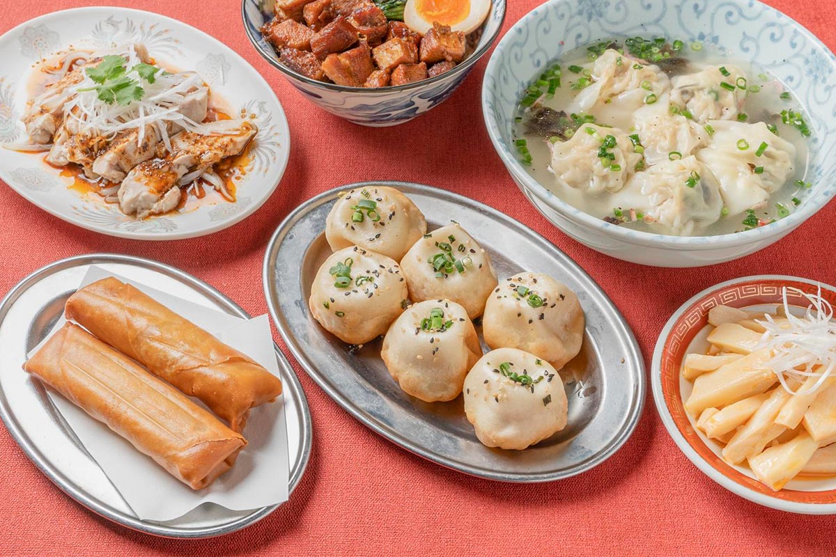 食卓いっぱいに並んだドラゴンの料理の数々